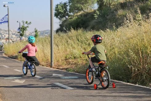 גשר שביל האופניים החדש בעמק הצבאים (צילום: ארנון בוסאני) גשר שביל האופניים החדש בעמק הצבאים