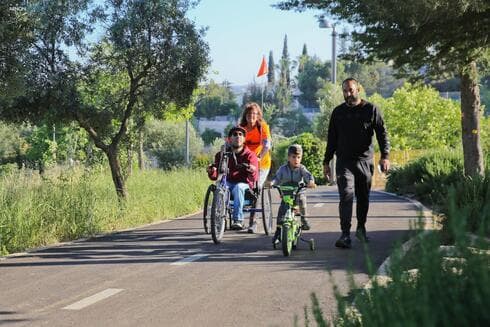 גשר שביל האופניים החדש בעמק הצבאים (צילום: ארנון בוסאני) גשר שביל האופניים החדש בעמק הצבאים