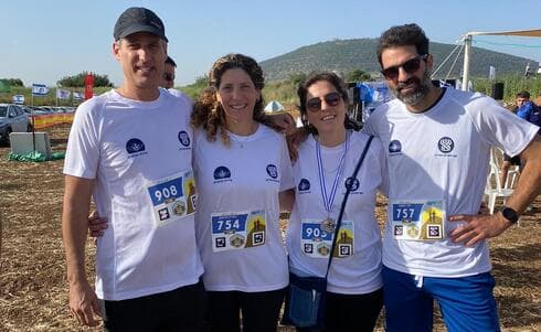 שקד גולדמן במרוץ עם האח והאחיות של ליאור ז"ל (צילום: פרטי) שקד גולדמן במרוץ עם אחיו של ליאור ז"ל