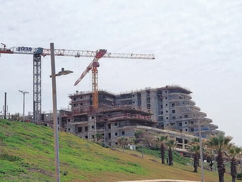 המנופים על הטיילת. הדיירים מבוהלים (צילום: פרטי) המנופים על הטיילת. הדיירים מבוהלים