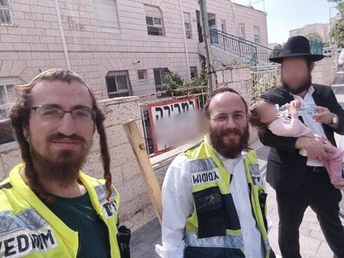 מתנדבי ארגון ידידים והתינוקת 