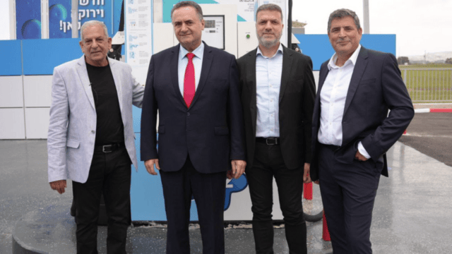 מימין: אסף אלמגור מנכל בזן, יניב שיראזי מנכל כלמוביל, השר ישראל כץ, ניר גלילי מנכל סונול. (צילום: עידן סבח) מימין: אסף אלמגור מנכל בזן, יניב שיראזי מנכל כלמוביל, השר ישראל כץ, ניר גלילי מנכל סונול.