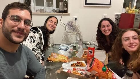 סתיו ז"ל (השניה מימין) וחבריה