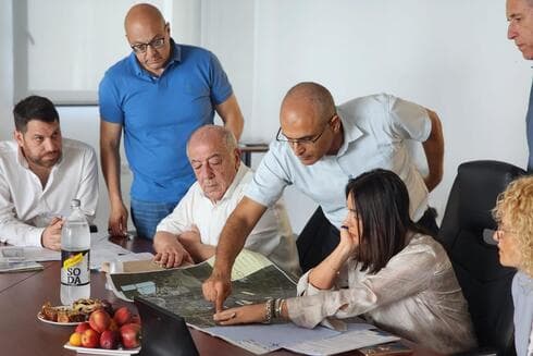 מירי רגב קיבלה סקירה של קידום תוכניות התחבורה החדשניות (צילום: באדיבות עיריית קרית ים) ביקור שרת התחבורה בקרית ים