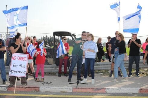 יעל גרמן נואמת בהפגנה (צומת: ענת חרמוני) המחאה בצומת נהלל