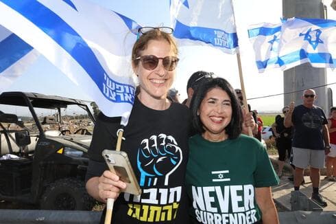 מובילת המחאה בעמק לימור רגב מנהלל עם שקמה ברסלר. איחוד כוחות (צומת: ענת חרמוני) המחאה בצומת נהלל