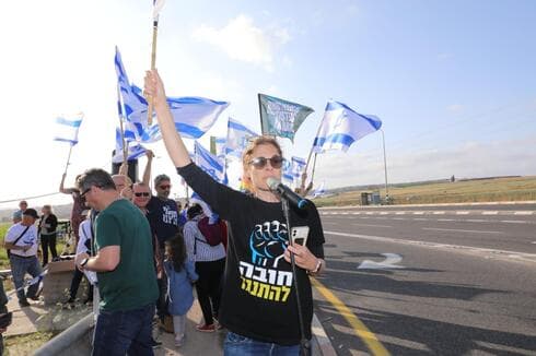 שקמה ברסלר נואמת בהפגנה (צומת: ענת חרמוני) המחאה בצומת נהלל