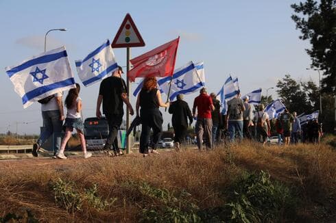 מאות הגיעו גם השבת הזו (צומת: ענת חרמוני) המחאה בצומת נהלל