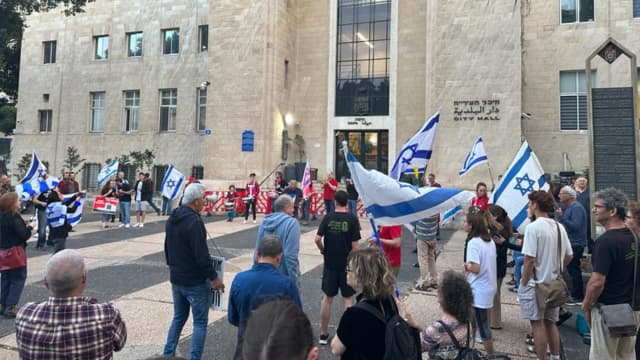 המחאה ברחבת העירייה