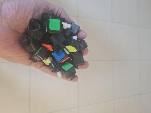 קוביה הונגרית שבורה (צילום: פרטי) קוביה הונגרית שבורה