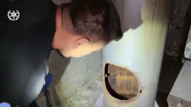 השוטרים עורכים חיפוש במקום