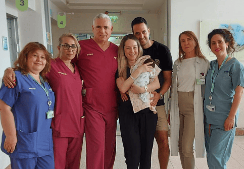 קטיה אברבוך, התינוקת וליאור עם צוות בית החולים