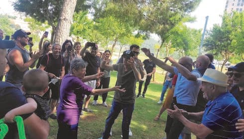 מעגל ריקודים משפחתי עם הרבה כבוד לזקני השבט