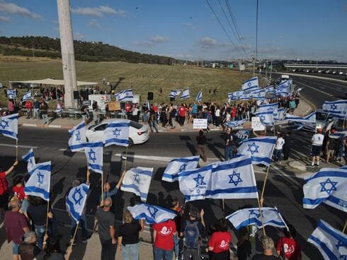 המחאה בצומת נהלל (צילום: צביקה גולן) המחאה בצומת נהלל