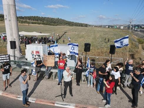 המחאה בצומת נהלל (צילום: צביקה גולן) המחאה בצומת נהלל