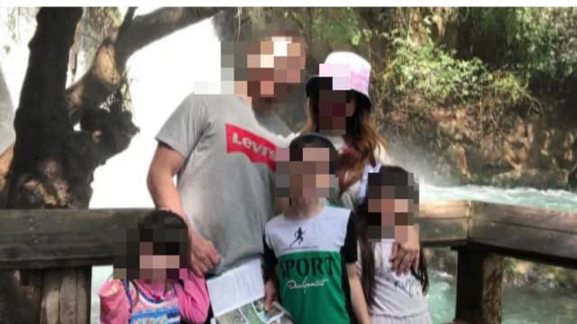 האמא והאבא עם ילדיהם
