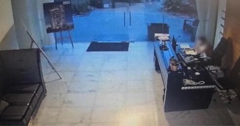 חזר שוב לאותו מקום, ולאותה מטרה חזר שוב לאותו מקום, ולאותה מטרה