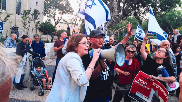 קליש יוצאת למפגינים ברחבת העיריה