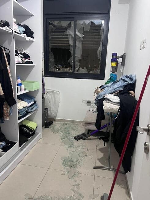 החלון שהתנפץ כתוצאה מהפיצוץ (צילום: צלם לא ידוע, שימוש לפי סעיף 27א' לחוק זכויות היוצרים) החלון שהתנפץ כתוצאה מהפיצוץ