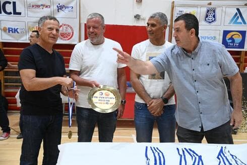 מאיר אלפסי (מימין) נערך לטקס חלוקת המדליות וצלחת האליפות