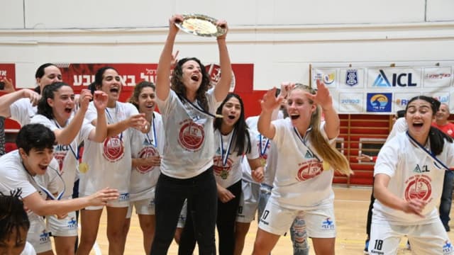 פרידמן עם צלחת האליפות והשחקניות המאושרות
