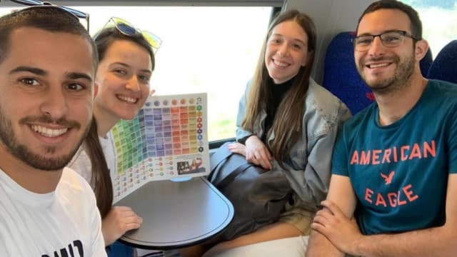 "משחק שבנוי משאלות קלילות ומעוררות מחשבה". גפן מאיר עם נוסעים ברכבת