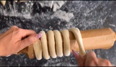 מלופפים את הבצק על המערוך (צילום: קורל חוטה) קיורטוש ביתי