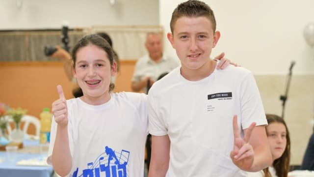 יחס מכבד ותשומת לב. נער שחגג בר מצווה