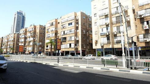 רחוב בלפור בבת ים. הרבה חנויות קטנות "של פעם"
