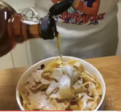 אריאל מכין פנקייק ספגטי