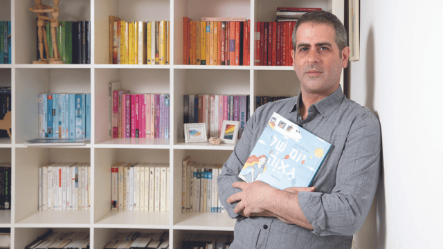 לצאת מארון הספרים. שוורץ