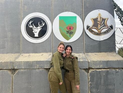דנה לוי (מימין) ואמה ויצמן. משרתות בתפקיד לא מספיק מוכר אבל מוערך מאוד (צילום: דובר צה"ל) דנה לוי (מימין) ואמה ויצמן. משרתות בתפקיד לא מספיק מוכר אבל מוערך מאוד