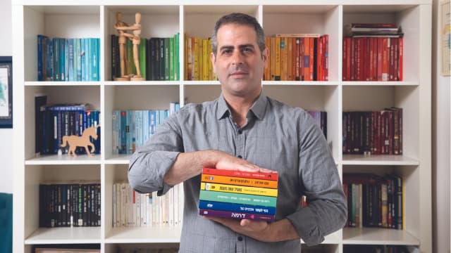 לצאת מארון הספרים. שוורץ