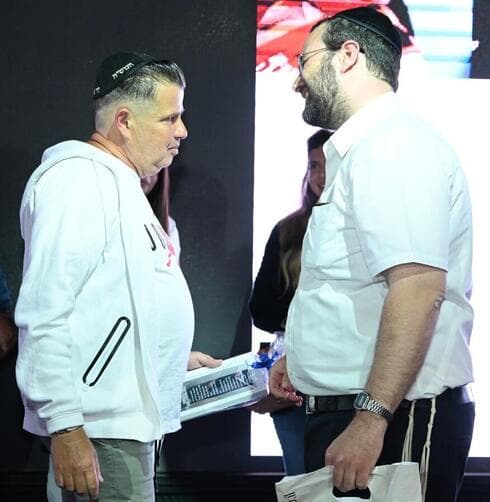 מוטי פוקס (מימין) וגבי ביבס