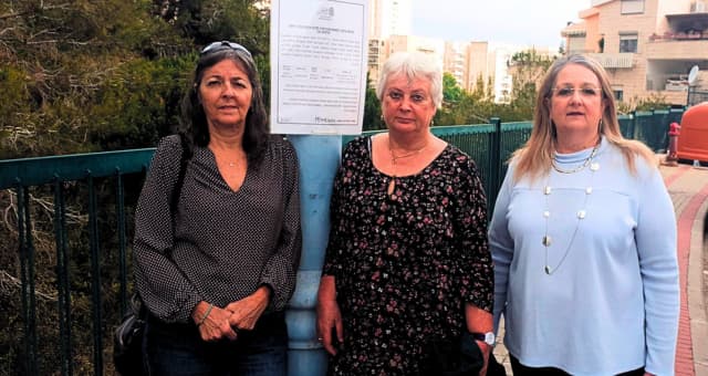נאבקות למען השכונה. מיכל ברש, רולי רוזן ולימור צורי 