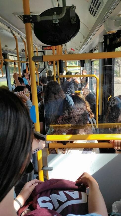 תלמידים עומדים באוטובוס בצפיפות בדרך לרעות (צילום פרטי) תלמידים עומדים באוטובוס בצפיפות בדרך לרעות