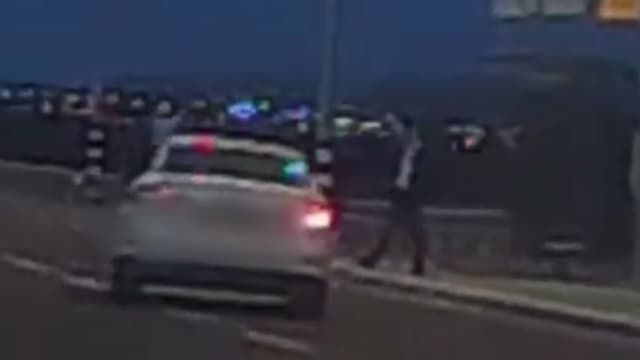 הרכב סטה לעבר אדם שעמד בתחנה