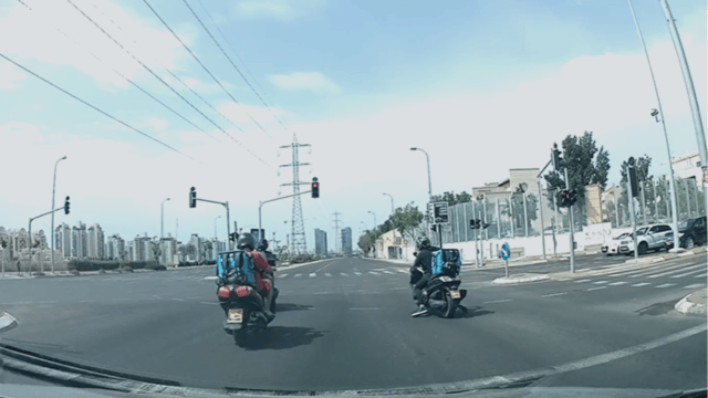 האופנועים חוצים באור אדום 
