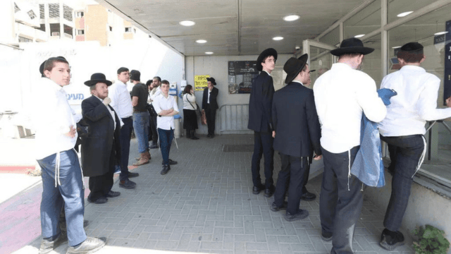 אזרחים נאספים מחוץ ל"מעייני הישועה"
