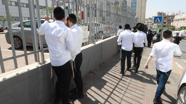 אזרחים נאספים מחוץ ל"מעייני הישועה"