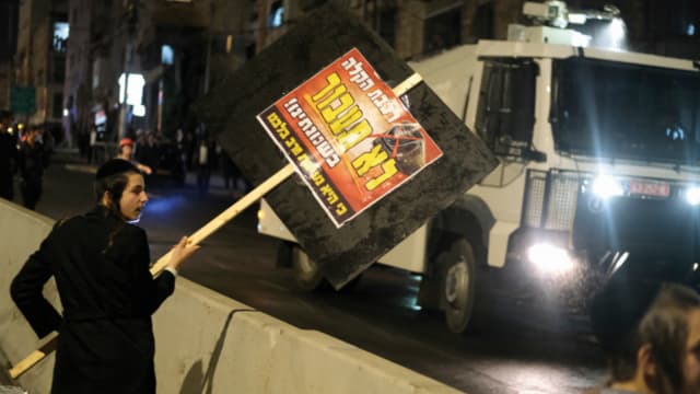 מחאת חרדים נגד סלילת הרכבת הקלה והפשקוויל שהחל את המערכה