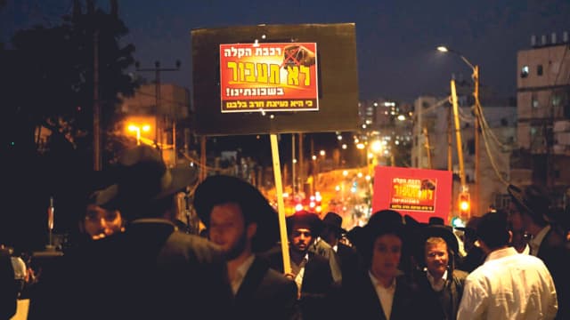 מחאת חרדים נגד סלילת הרכבת הקלה והפשקוויל שהחל את המערכה