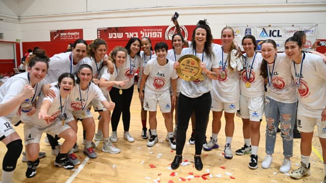 פרידמן (עם הצלחת) בחגיגות לאחר הניצחון על כרמיאל