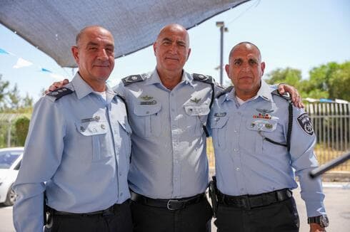 מימין: תת ניצב אבי דניאלי, מפקד מחוז צפון ניצב שוקי תחאוכה ניצב משנה רן אופיר מפקד המרחב היוצא (צילום: דוברות המשטרה) מפקד המרחב החדש תת ניצב אבי דניאלי