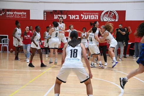 השחקניות באקסטזה אחרי שריקת הסיום של המשחק נגד כרמיאל. עמדו במשימהת לאחר הניצחון על כרמיאל