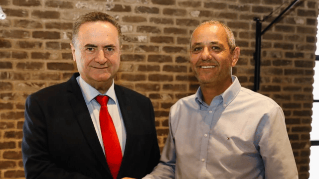 ראש עיריית חדרה בפועל ניר בן חיים ושר האנרגיה ישראל כ"ץ (צילום: אלבום פרטי) ראש עיריית חדרה בפועל ניר בן חיים ושר האנרגיה ישראל כ"ץ