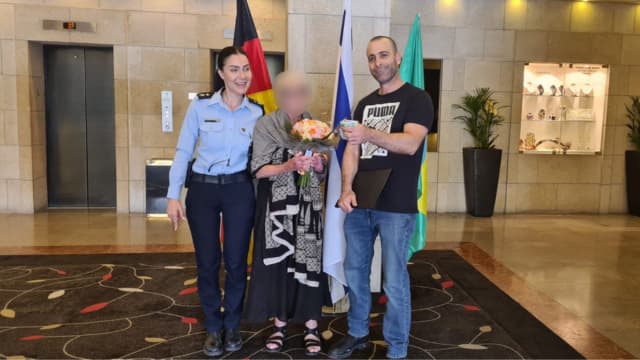 השוטרים והתיירת