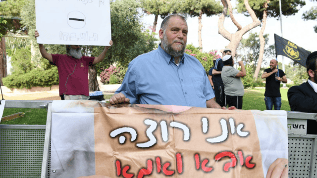 בנצי גופשטיין במחאה בגן הפעמון נגד מצעד הגאווה