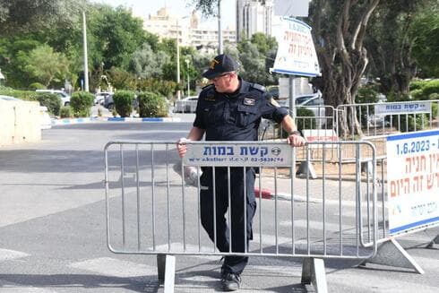 שוטרים חוסמים כבישים לקראת מצעד הגאווה