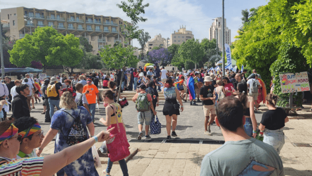 המונים מתאספים בגן הפעמון